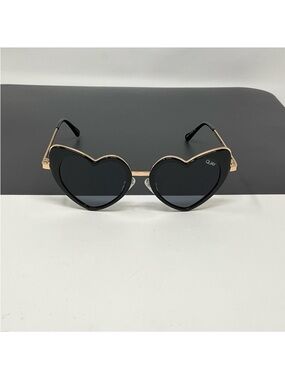 Quay love that heart sunglasses black/gold smoke lenses